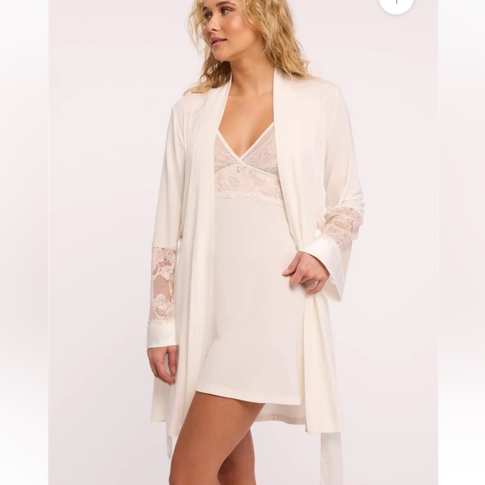 Fleur’t Bridal Robe - Picture 6 of 6